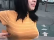 拉丁洋妞當街脫光衣服裸奔